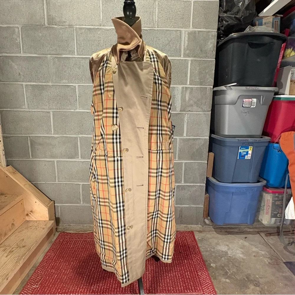 Burberry trench coat. - Picture 8 of 14